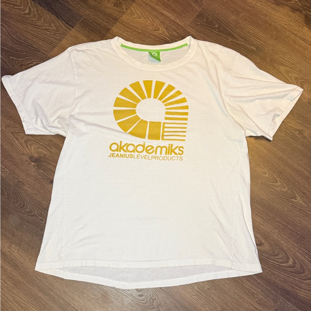 Akademiks “Jeanius Level Products” Graphic Tee – White/Gold/Green